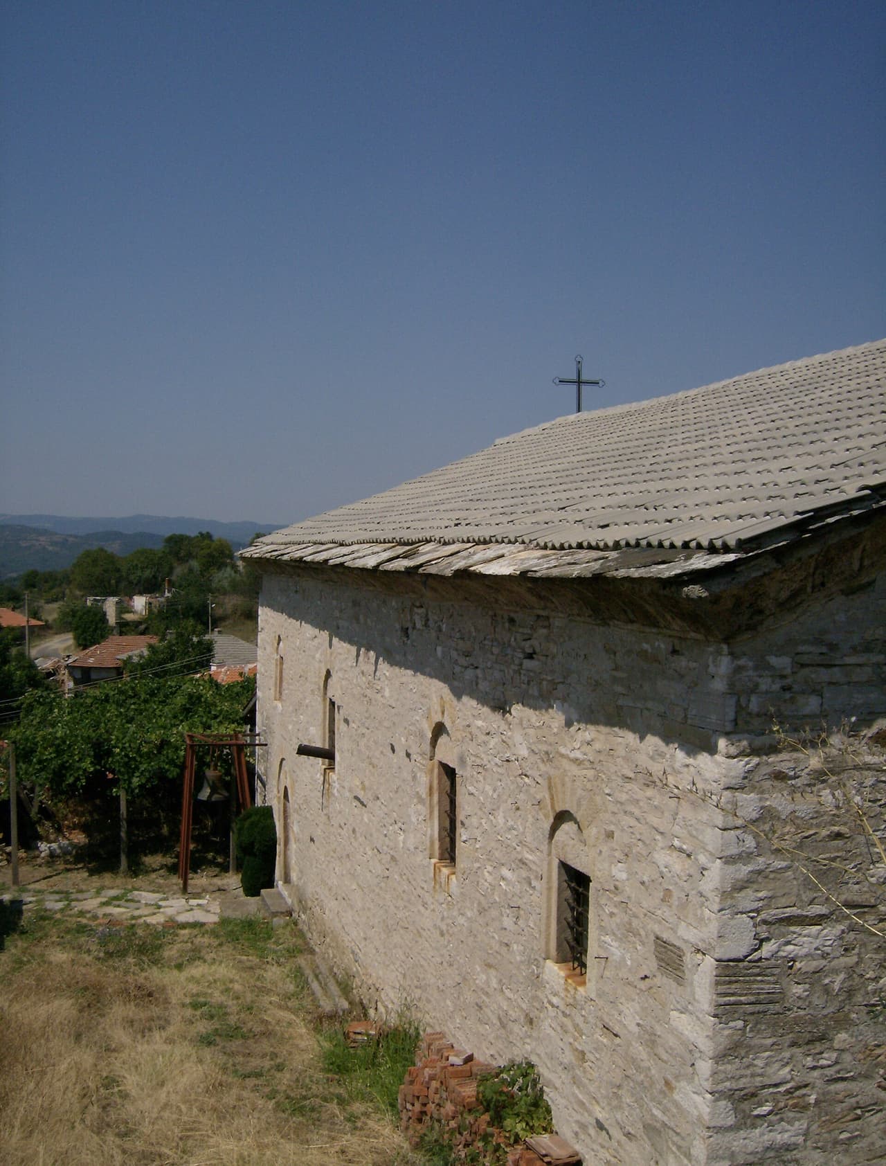 Църквата отстрани