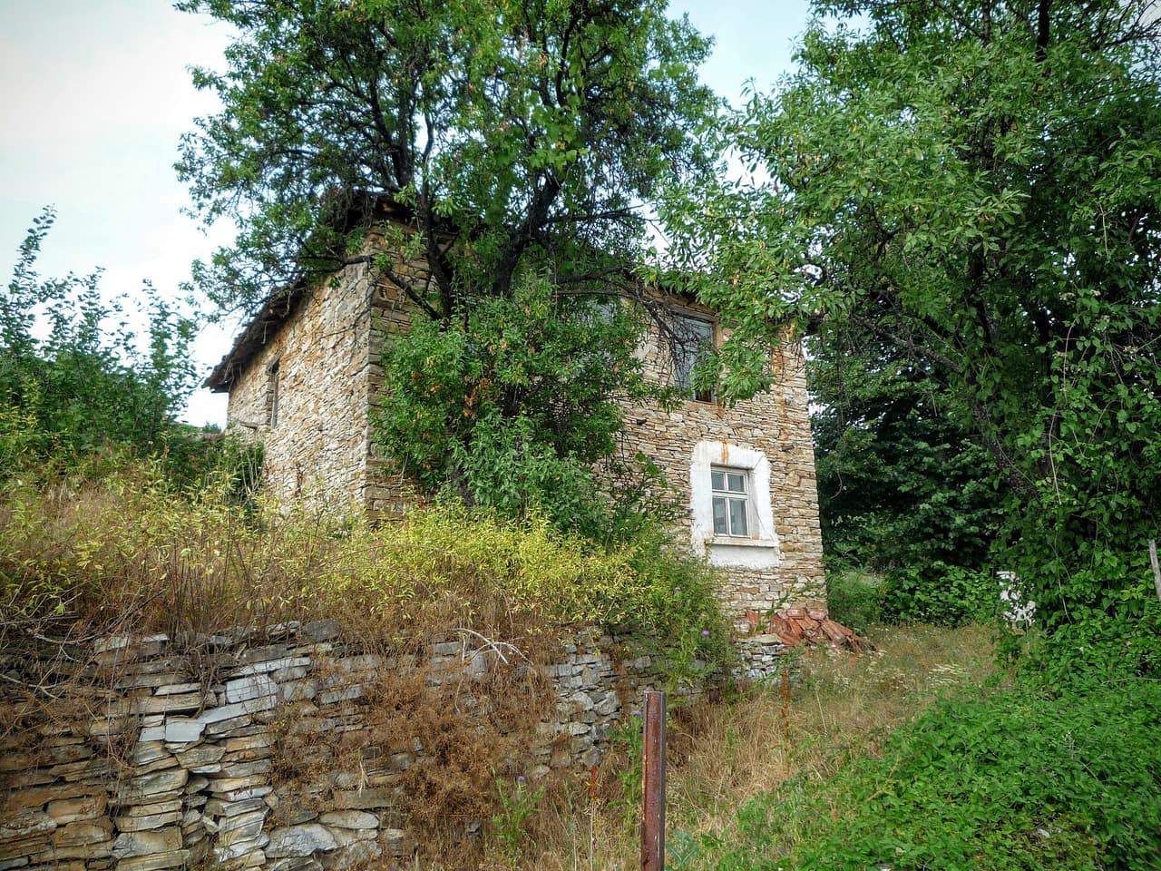 Каменна къща в зеленина