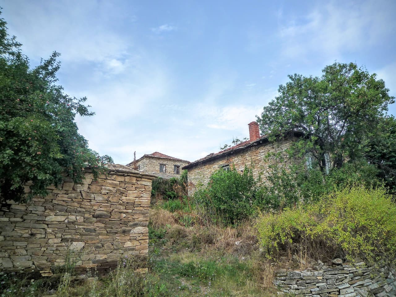 Двор на каменна къща
